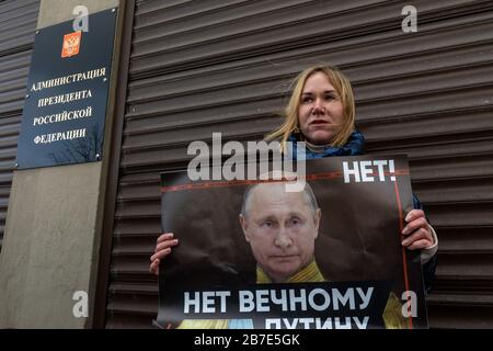 Moskau, Russland. März 2020 HÄLT EINE Frau ein Banner mit der Botschaft "Nein zum ewigen Putin" während eines einzigen Protestes gegen die vorgeschlagenen Verfassungsänderungen in der Nähe des Gebäudes des Präsidialamtes in der Staraya Ploschchad-Straße im Zentrum Moskaus. Am 11. März 2020 unterstützte die russische Staatsduma eine Reihe von Änderungsvorschlägen zur russischen Verfassung. Eine der Änderungen würde es ermöglichen, dass die Präsidenten Russlands unabhängig von der bestehenden Verfassungsregel, die die Anzahl der aufeinanderfolgenden Präsidentenwahlen begrenzt, wiedergewählt werden Stockfoto