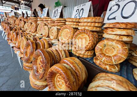 Stand der lokalen Brote in OSH Bazaar, Bishkek, Kirgisistan Stockfoto