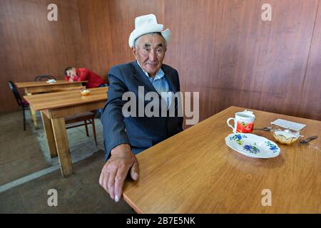 Älterer kirgisischer Mann mit Heimathut in Tokmok, Kirgisistan Stockfoto