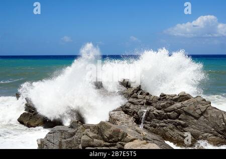 Stürmisches Meer in der Nähe von Tropea, Kalabrien in Italien im Sommer 2019. Stockfoto