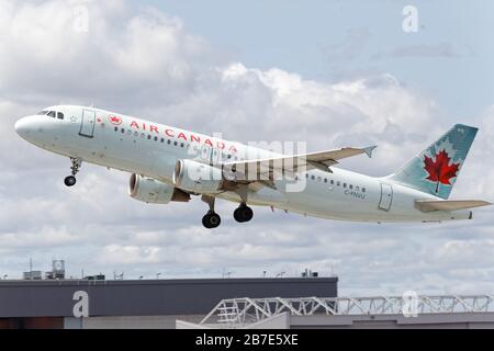 Quebec, Kanada. Ein Air Canada Airbus A320 an die Montréal-Pierre Elliott Trudeau International Airport nehmen Stockfoto