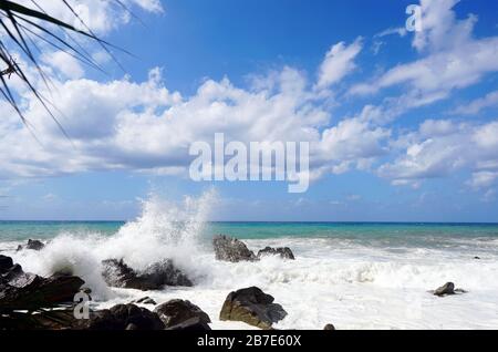 Stürmisches Meer in der Nähe von Tropea, Kalabrien in Italien im Sommer 2019. Stockfoto