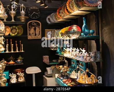 Klassische türkische Keramik auf dem Markt. Nahaufnahme. Stockfoto