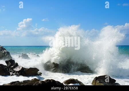 Stürmisches Meer in der Nähe von Tropea, Kalabrien in Italien im Sommer 2019. Stockfoto