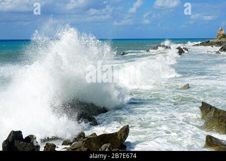 Stürmisches Meer in der Nähe von Tropea, Kalabrien in Italien im Sommer 2019. Stockfoto