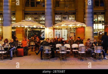Pariser und Touristen sitzen auf der Terrasse des Cafés Le Nemours. Dieses beliebte Café befindet sich in der Nähe von Palais Royal und Comedie Francaise. Stockfoto