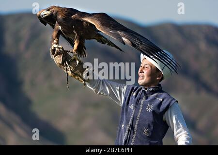 Trainer des goldenen Adlers mit seinem Adler Issyk Kul Lake, Kirgisistan Stockfoto