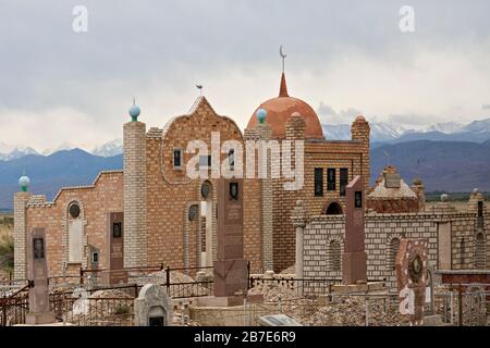 zentralasiatischer muslimischer Friedhof in der Nähe des Issyk Kul Lake in Kirgisistan Stockfoto