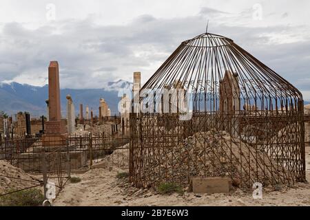 zentralasiatischer muslimischer Friedhof in der Nähe des Issyk Kul Lake in Kirgisistan Stockfoto