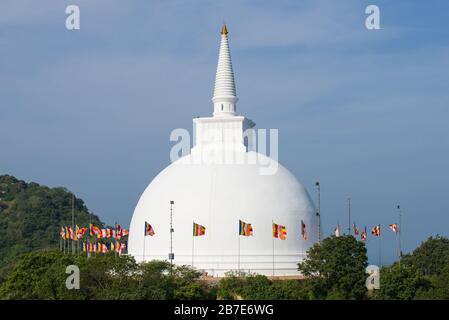 Mahaseya Dagoba an einem sonnigen Tag. Mihintale, Sri Lanka Stockfoto