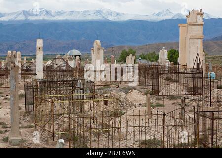 zentralasiatischer muslimischer Friedhof in der Nähe des Issyk Kul Lake in Kirgisistan Stockfoto