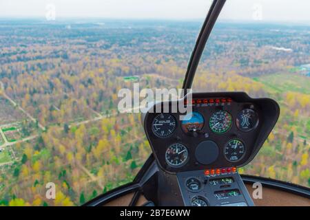 Blick vom fliegenden Hubschrauber auf Waldlandschaft.Hubschrauberhütte. Stockfoto