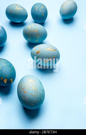 Osterhintergrund der in blauer Farbe gemalten Eier. Stockfoto