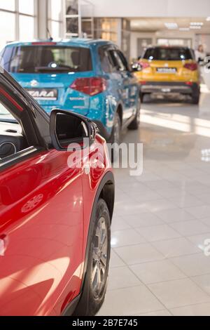 Russland, Izhewsk - 05. März 2020: Neue moderne Autos im Suzuki-Showroom. Berühmte Weltmarke. Stockfoto