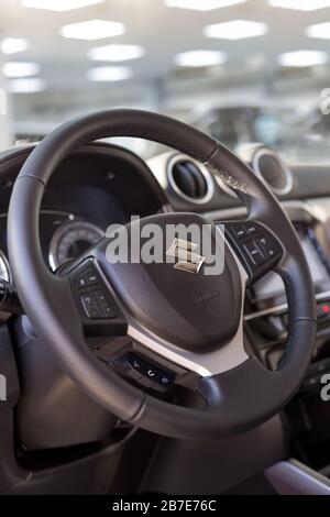 Russland, Izhewsk - 05. März 2020: Suzuki Showroom. Innenraum des neuen modernen SX4-Wagens. Berühmte Weltmarke. Prestigeträchtige Fahrzeuge. Stockfoto