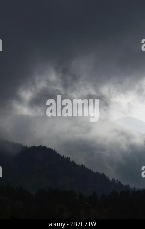 Sturm, der über Berge in den Norden kommt Stockfoto