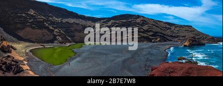 Charco de Los Clicos. Timanfaya-Nationalpark auf der Insel Lanzarote. Strand in den Vulkankrater. Bunte Lava-Palette. Stockfoto