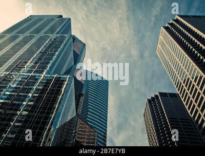 Hohe Gebäude und blauer Himmel Stockfoto