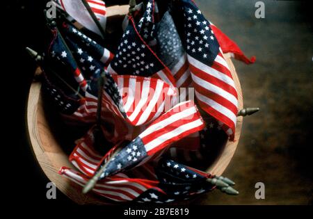 Kleine Flaggen in einem Eimer aus Eiche. United States Flags. Stockfoto