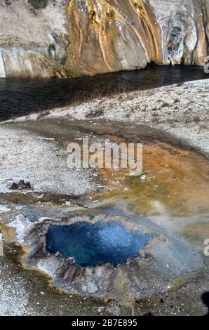 Dies ist ein selten aktiver Geysir. Farben bilden Bakterien und andere Organisationen, die im heißen Wasser leben Stockfoto