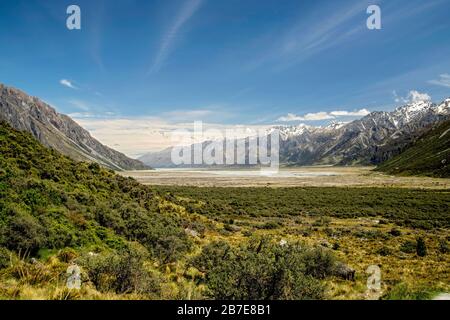 Blick auf die Landschaft in der Nähe von Mount Cook, South Island, Neuseeland, mit geflochtenem Fluss Stockfoto