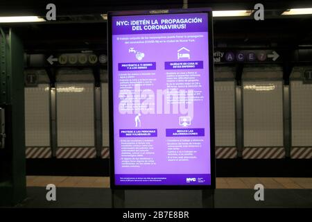 MTA Digital Sign zeigt Informationen in spanischer Sprache an, wie man eine Verbreitung von Coronavirus, U-Bahn-Station Manhattan New York City am 15. März 2020 verhindern kann Stockfoto