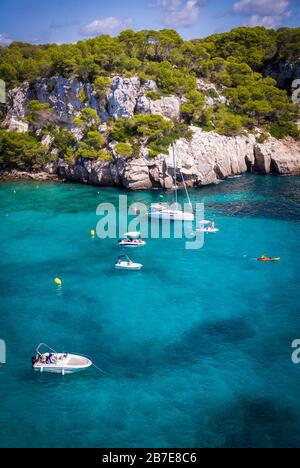 MENORCA-21. SEPTEMBER:schöner Blick auf die Bucht von Cala Macarella, Insel Menorca, am 21. September 2017. Stockfoto