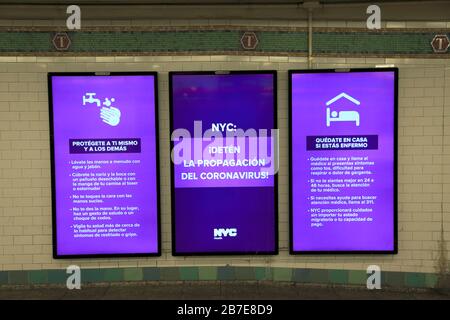 Digitale MTA-Schilder zeigen Informationen in spanischer Sprache an, wie man eine Verbreitung von Coronavirus, Time Squares Subway Station, New York City, 15. März, verhindern kann. Stockfoto