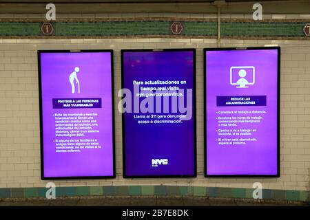 MTA-Schilder zeigen Informationen auf Spanisch zu Coronavirus an und um Diskriminierung zu melden, U-Bahn-Station Times Square, New York City, 15. März 2020 Stockfoto