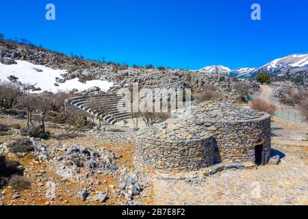 Mitato (Hütte aus örtlich zusammengetragenen Steinen gebaut, um Hirten Schutz zu bieten) auf dem Berg Psiloritis (Ida) in der Nähe von Rouvas Wald, Crete, Griechenland. Stockfoto