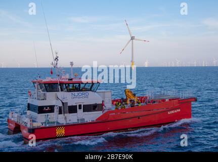 Erneuerbare Energie, Crew Transfer und Service operative Schiffe, die in der Offshore-Windparks-Industrie verwendet werden Stockfoto