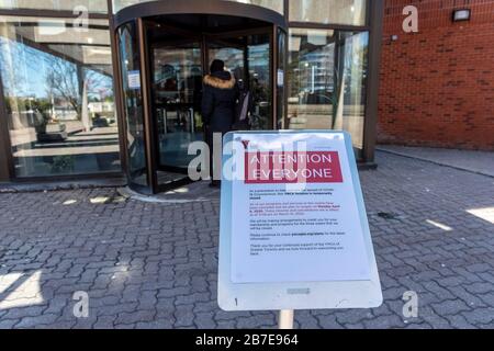 Toronto, Kanada. März 2020. In der YMCA in Toronto veröffentlichte Mitteilung informiert die Mitglieder über die Schließung als Reaktion auf die vorbeugenden Maßnahmen zur Bekämpfung der Verbreitung von COVID-19. Alle YMCA-Programme und -Einrichtungen werden für 3 Wochen im Großraum Toronto ausgesetzt. Credit: EXImages/Alamy Live News Stockfoto