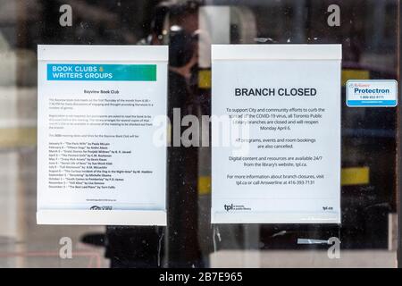 Toronto, Kanada. März 2020. Mitteilung an die North Yorker Niederlassung der Toronto Public Library im Bayview Village über die Schließung als Reaktion auf die vorbeugenden Maßnahmen zur Bekämpfung der Verbreitung von COVID-19. Alle öffentlichen Einrichtungen der Stadt Toronto, wie Gemeindezentren und Bibliotheken, sind geschlossen. Credit: EXImages/Alamy Live News Stockfoto