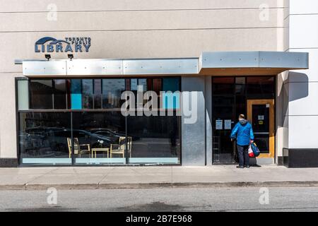 Toronto, Kanada. März 2020. Mitteilung an die North Yorker Niederlassung der Toronto Public Library im Bayview Village über die Schließung als Reaktion auf die vorbeugenden Maßnahmen zur Bekämpfung der Verbreitung von COVID-19. Alle öffentlichen Einrichtungen der Stadt Toronto, wie Gemeindezentren und Bibliotheken, sind geschlossen. Credit: EXImages/Alamy Live News Stockfoto