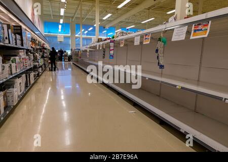 Toronto, Kanada. März 2020. In der Nähe geleerter Regale in einem Lebensmittelgeschäft in Loblaws im Vorort von Toronto in North York. Dominic Chan/EXImages Credit: EXImages/Alamy Live News Stockfoto