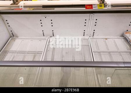 Toronto, Kanada. März 2020. In der Nähe geleerter Regale in einem Lebensmittelgeschäft in Loblaws im Vorort von Toronto in North York. Dominic Chan/EXImages Credit: EXImages/Alamy Live News Stockfoto