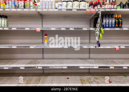 Toronto, Kanada. März 2020. In der Nähe geleerter Regale in einem Lebensmittelgeschäft in Loblaws im Vorort von Toronto in North York. Dominic Chan/EXImages Credit: EXImages/Alamy Live News Stockfoto