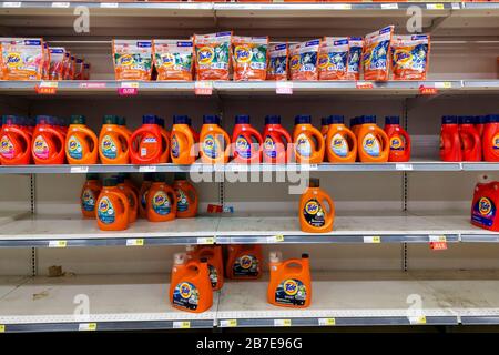 Toronto, Kanada. März 2020. In der Nähe geleerter Regale in einem Lebensmittelgeschäft in Loblaws im Vorort von Toronto in North York. Dominic Chan/EXImages Credit: EXImages/Alamy Live News Stockfoto