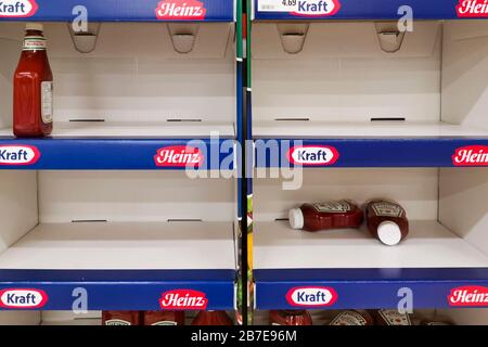 Toronto, Kanada. März 2020. In der Nähe geleerter Regale in einem Lebensmittelgeschäft in Loblaws im Vorort von Toronto in North York. Dominic Chan/EXImages Credit: EXImages/Alamy Live News Stockfoto