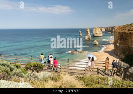 Blick auf die Küstenlandschaft in der Nähe der Twelve Apostles, an der Great Ocean Road, Victoria, Australien Stockfoto