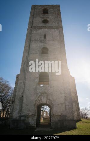 Die Ruinen eines mittelalterlichen Klosters, das der heiligen Katharina von Alexandrien gewidmet ist, nannten Katarinka in Den Niederkarpaten, Slowakei Stockfoto