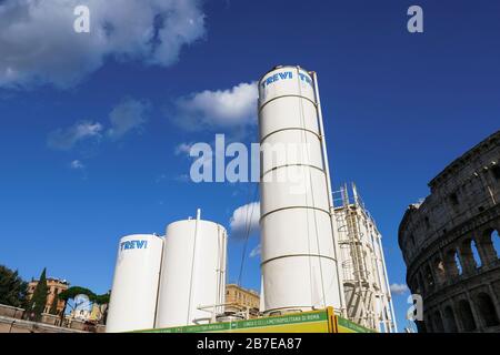 Baustelle für die neue U-Bahn Linie C, U-Bahn, U-Bahn. Betonmischtürme. Kolosseum im Hintergrund. Historisches Zentrum von Rom. Italien, EU Stockfoto