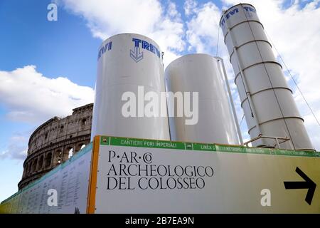 Baustelle für die neue U-Bahn Linie C, U-Bahn, U-Bahn. Betonmischtürme. Kolosseum im Hintergrund. Historisches Zentrum von Rom. Italien, EU Stockfoto
