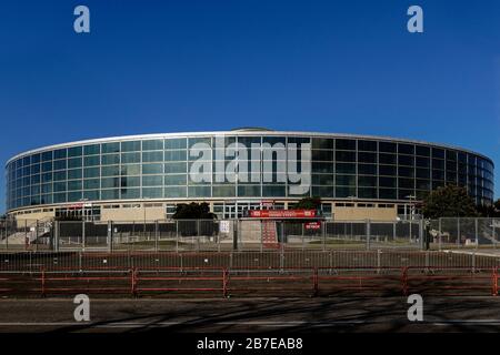 Palaeur, Palazzo dello Sport, Außenanlage des Sportpalastes, Bezirk EUR. Rom, Italien, Europa, EU. Blauer Himmel, Kopierbereich. Stockfoto