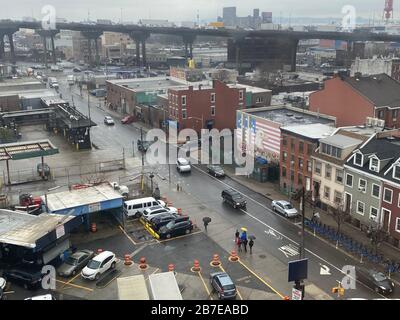 Mischung aus Wohn- und Industriegebiet mit der alten Gowanus Elevated Expressway im hinteren Schnitt über einen Teil von Brooklyn. NYC. Stockfoto