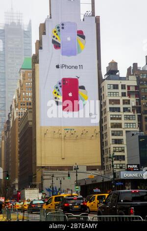 Die Anzeige für das iPhone 11 wurde an der Seite eines Gebäudes entlang der 8th Avenue in Midtown Manhattan gemalt. Stockfoto