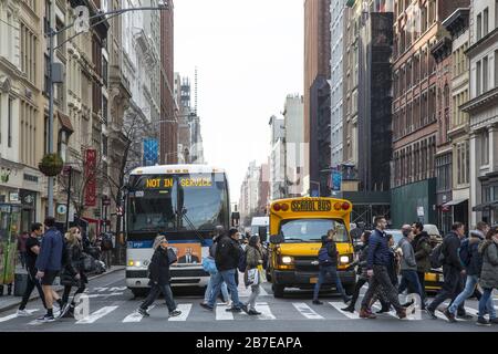 Blick auf die 5th Avenue im Flatiron-Viertel in Manhattan, NYC. Stockfoto