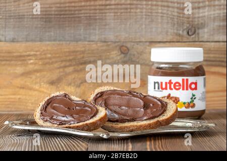 SUMY, UKRAINE - 12. MÄRZ 2020: Brotscheiben mit Nutella - weltberühmter italienischer Haselnuss-Kakao verbreitet Stockfoto
