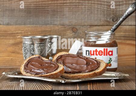 SUMY, UKRAINE - 12. MÄRZ 2020: Brotscheiben mit Nutella - weltberühmter italienischer Haselnuss-Kakao verbreitet Stockfoto