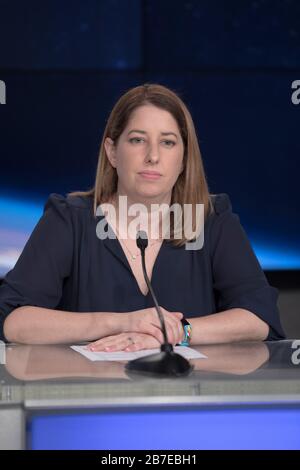 National Oceanic and Atmospheric Administration (NOAA) National Severe Storms Laboratory Research Scientist Kristin Calhoun spricht während einer Pre-Launch-Pressekonferenz über den NOAA Geostationary Operational Environmental Satellite (GOES-S) im NASA Kennedy Space Center Press Site Auditorium vom 27. Februar 2018 in Merritt Island, Florida. Die GES-Satelliten werden an Bord einer Rakete des United Launch Alliance Atlas V starten. Stockfoto